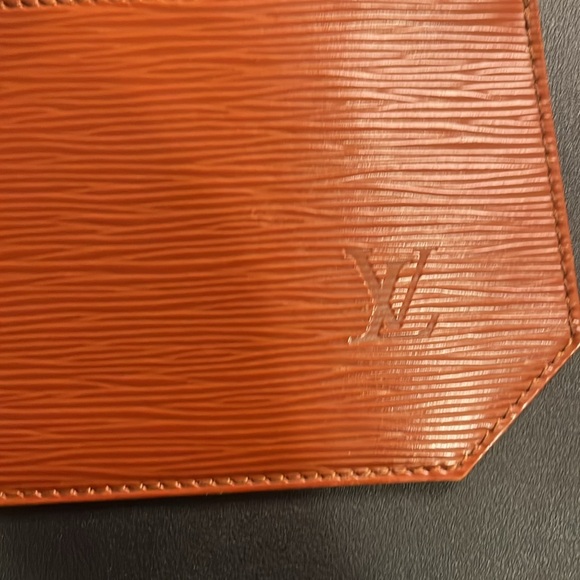 Authentic Louis Vuitton Epi Leather Pouch EUC SUPER CLEAN INSIDE /and OUTSIDE . - Picture 4 of 6